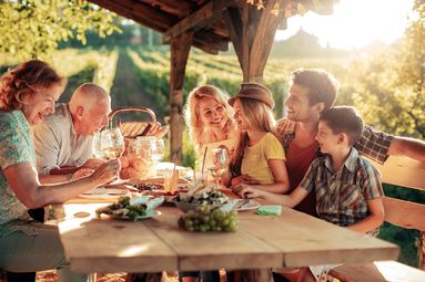 Familie beim Urlaub in der Toskana, Kinder spielen im Garten eines Ferienhauses.